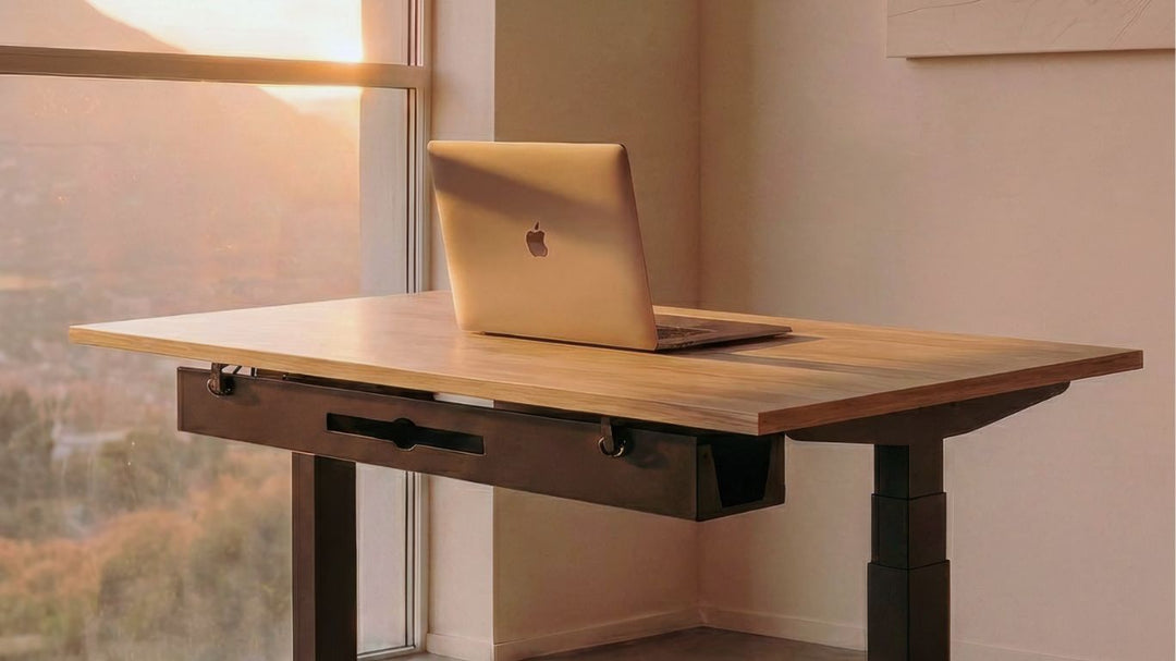 Quels sont les accessoires indispensables pour cacher les câbles sous un bureau Assis Debout ?