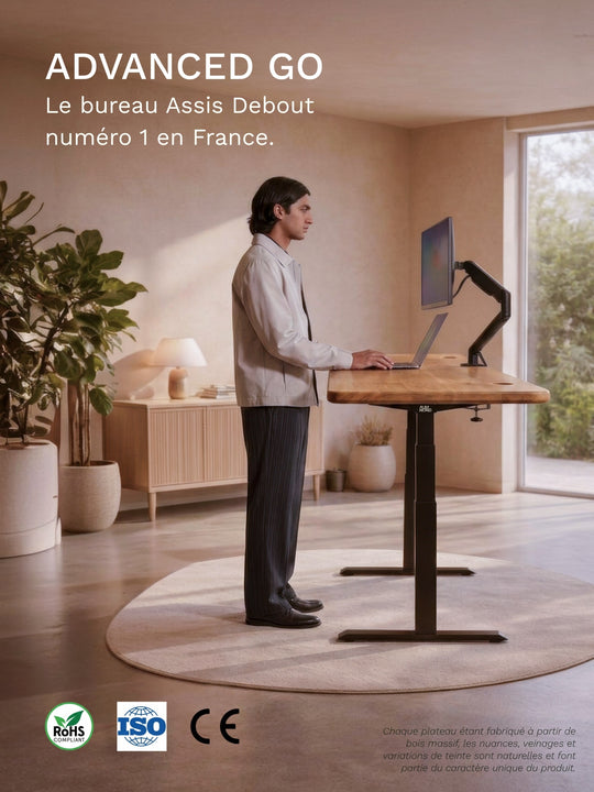 Personne travaillant debout sur un bureau Assis Debout AUM WORLD ADVANCED GO avec plateau PREMIUM OAK en chêne massif Made in France.