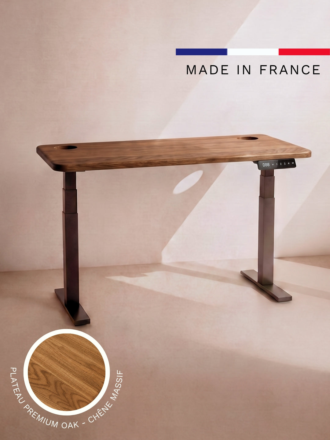 Vue du bureau Assis Debout AUM WORLD ADVANCED avec plateau PREMIUM OAK en chêne massif Made in France.