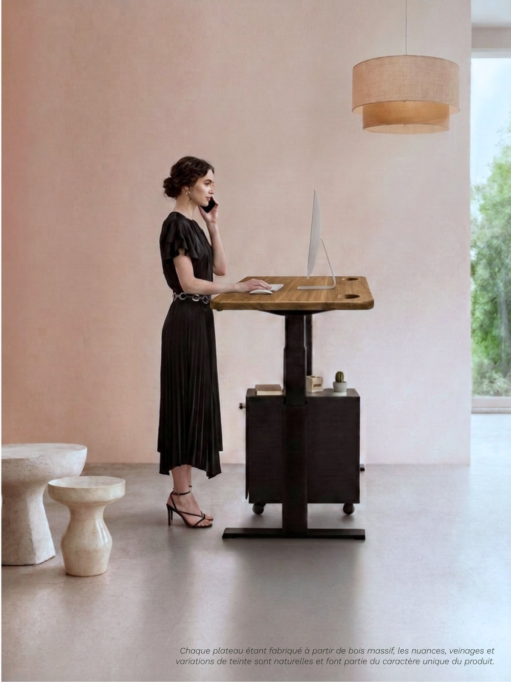 Personne travaillant debout sur un bureau Assis Debout AUM WORLD ADVANCED avec plateau PREMIUM OAK en chêne massif Made in France.
