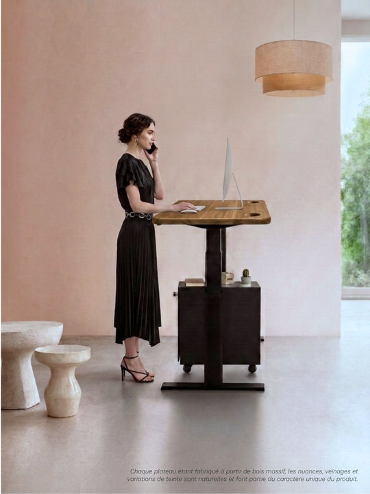 Personne travaillant debout sur un bureau Assis Debout AUM WORLD ADVANCED avec plateau PREMIUM OAK en chêne massif Made in France.