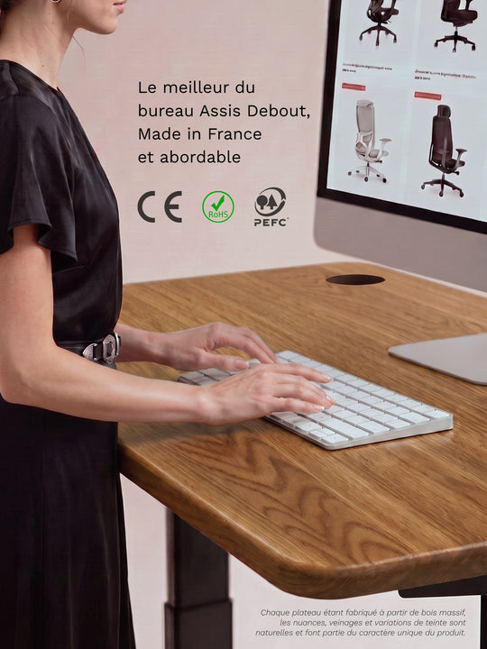 Poste de travail équipé du bureau Assis Debout AUM WORLD ADVANCED avec plateau PREMIUM OAK en chêne massif Made in France.