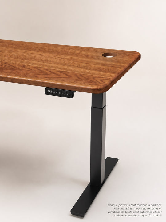 Détail du piètement noir Made in France et du plateau PREMIUM OAK du bureau Assis Debout AUM WORLD ADVANCED.