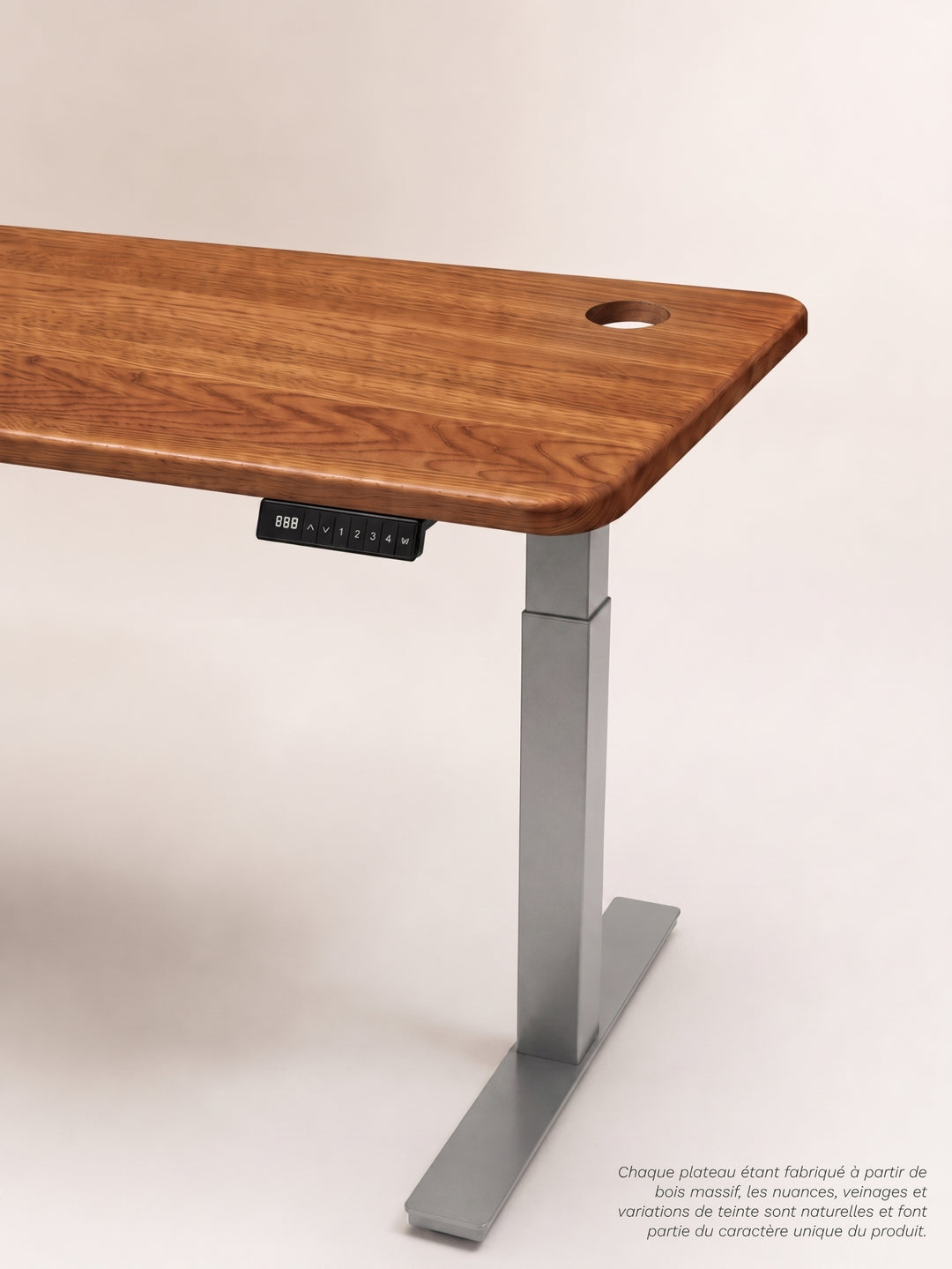 Détail du piètement gris RAL 9006 Made in France et du plateau PREMIUM OAK du bureau Assis Debout AUM WORLD ADVANCED.
