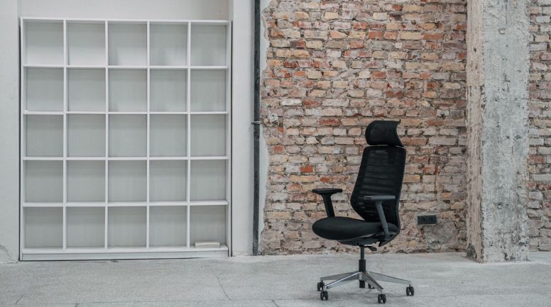 AW_CHAISE ERGONOMIQUE_NESTO_Un geste simple pour une posture maîtrisée.