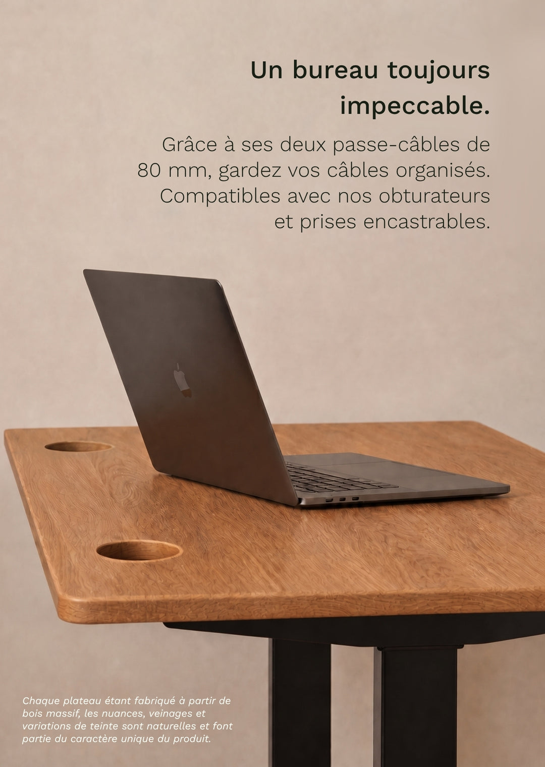 Plateau PREMIUM OAK AUM WORLD en chêne massif Made in France avec deux passe-câbles de 80 mm compatibles avec obturateurs et prises encastrables.
