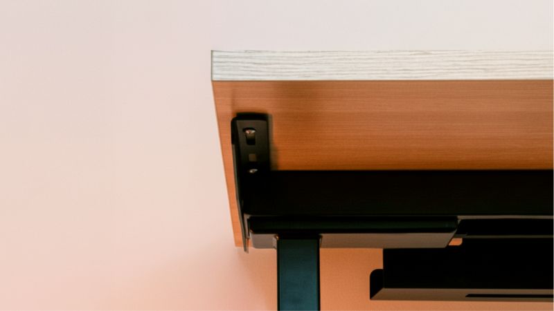 Bureau Réglable en Hauteur_Vue Contre-plongée_Dessous