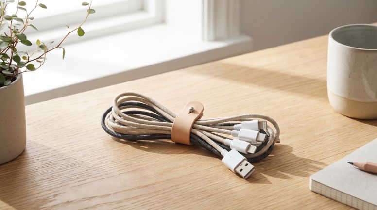 Goulotte Passe-Cables Verticale | 130 cm_Dites adieu aux câbles qui traînent sous votre bureau.